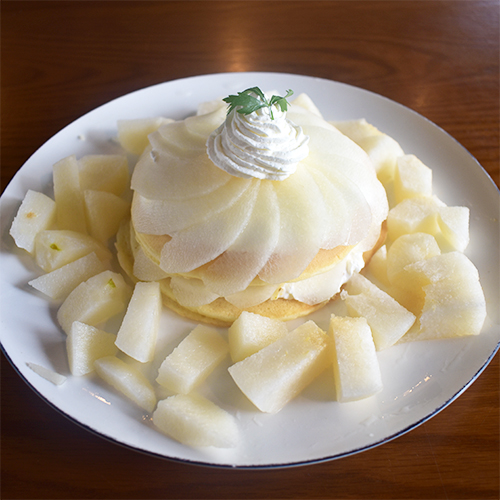 阪中農園様の高級梨を使ったパンケーキとパフェが期間限定で登場 泉佐野市と和泉市のパンケーキカフェ Cafeblow